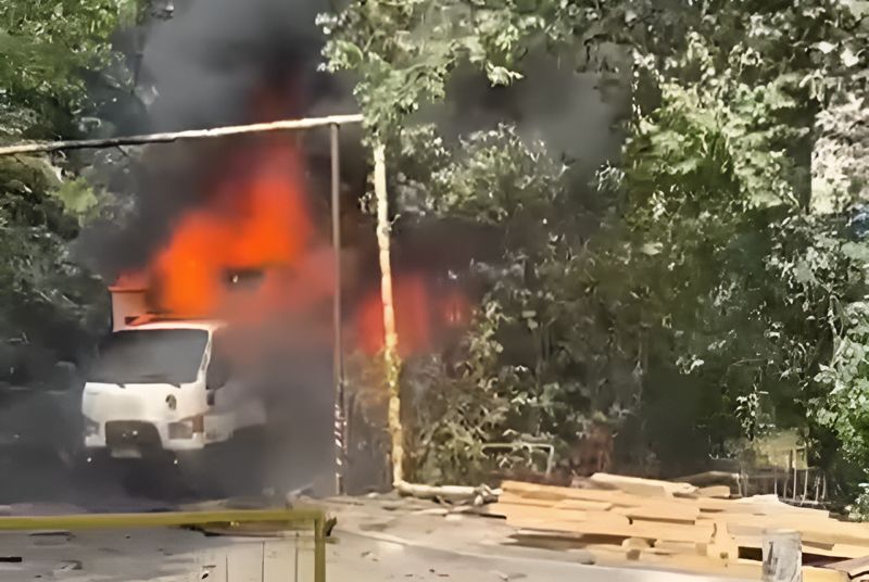 В Алматы загорелась грузовая машина