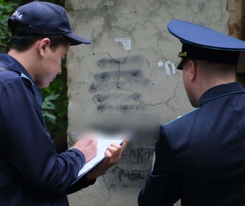 Восемь уголовных дел начали в ВКО из-за надписей на заборах