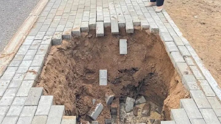 В Астане под девушкой провалился тротуар