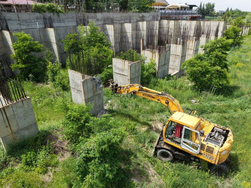 Крупный долгострой сносят в Алматы