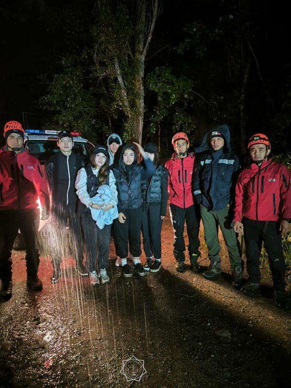 Пять подростков застряли в горах Алматы в ливень