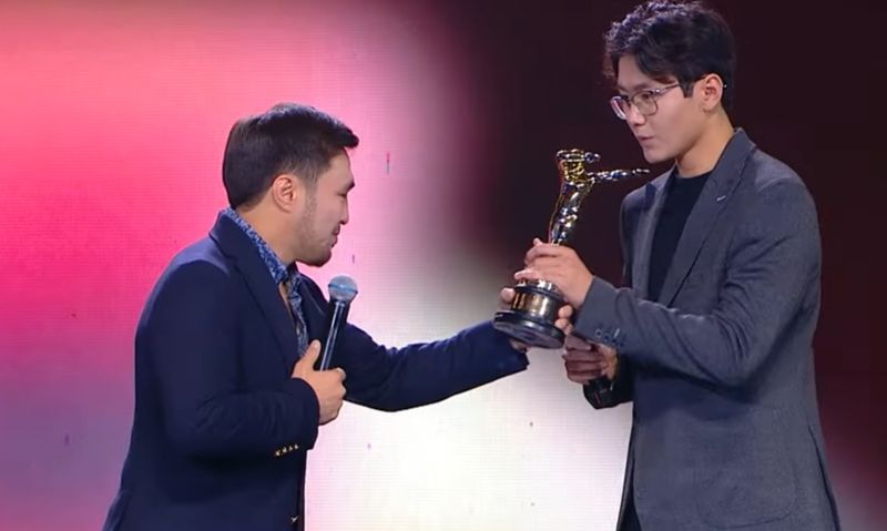 Елдос Сметов передал свою премию юному химику из Астаны