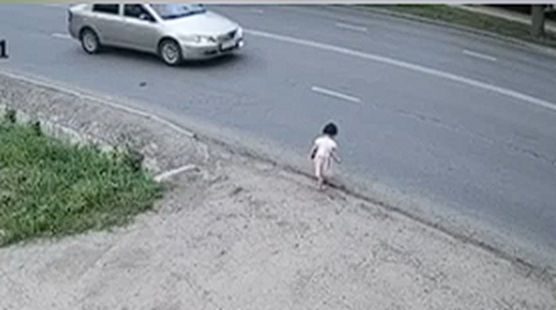 Девочка играла на дороге в Актобе пока отец был на работе, а мать на мероприятии
