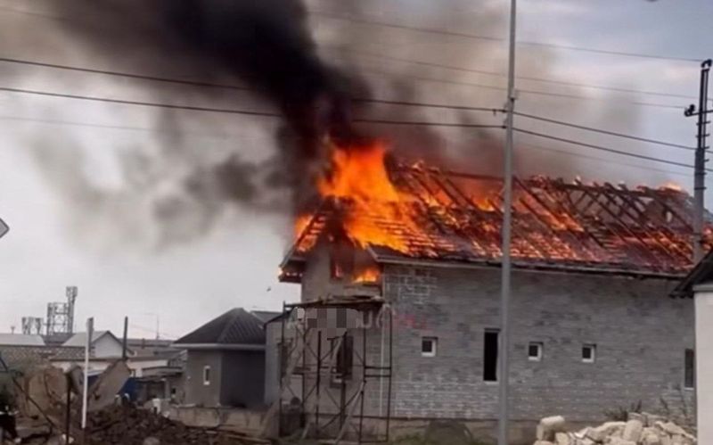 В Атырау дом сгорел после удара молнии