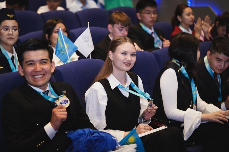 Сто лучших студентов колледжей РК получили сертификаты на трудоустройство