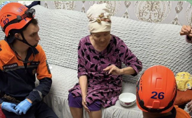 Спасатели вызволили пожилую женщину из запертой квартиры