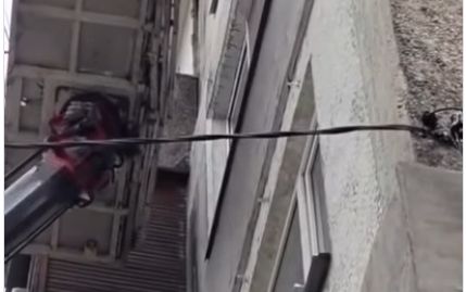 Кабель вспыхнул прямо на фасаде дома в Алматы