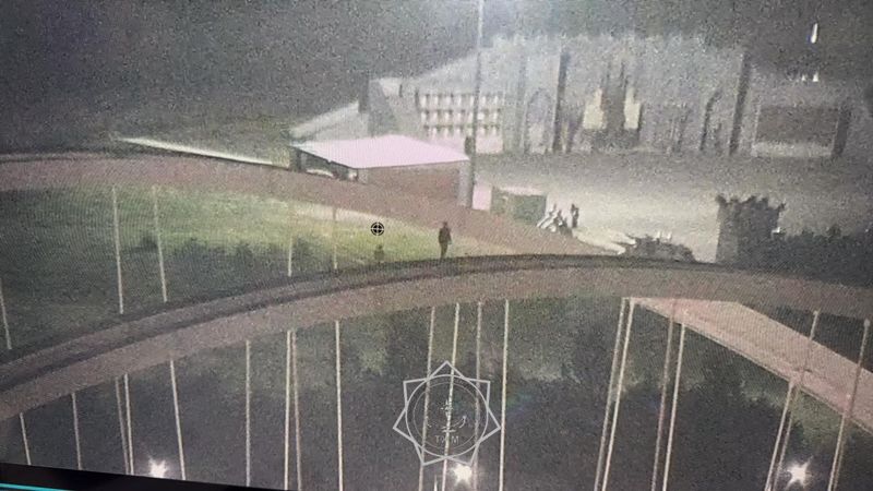 В Астане мужчина забрался на арку моста через Есиль