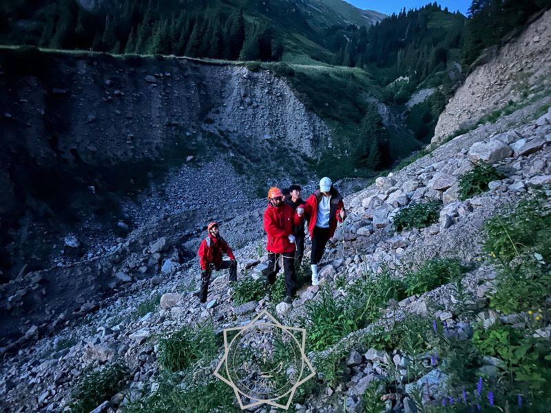 Подростки застряли у обрыва и не смогли спуститься с Шымбулака