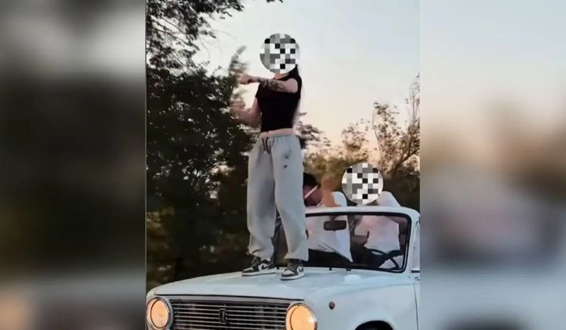 Полиция задержала актюбинку за танец на движущейся машине