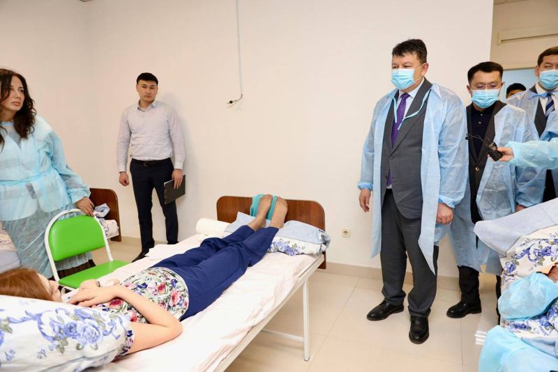 Бозумбаев посетил пострадавших пассажиров потерпевшего крушение самолета