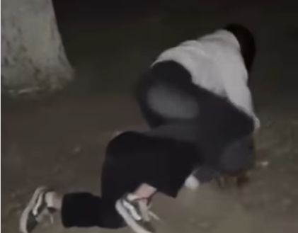 В Атырау девушка жестоко избила сверстницу прямо в парке