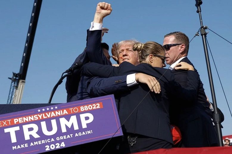 Статуэтка "покушение на Трампа" красуется теперь в Овальном кабинете президента США