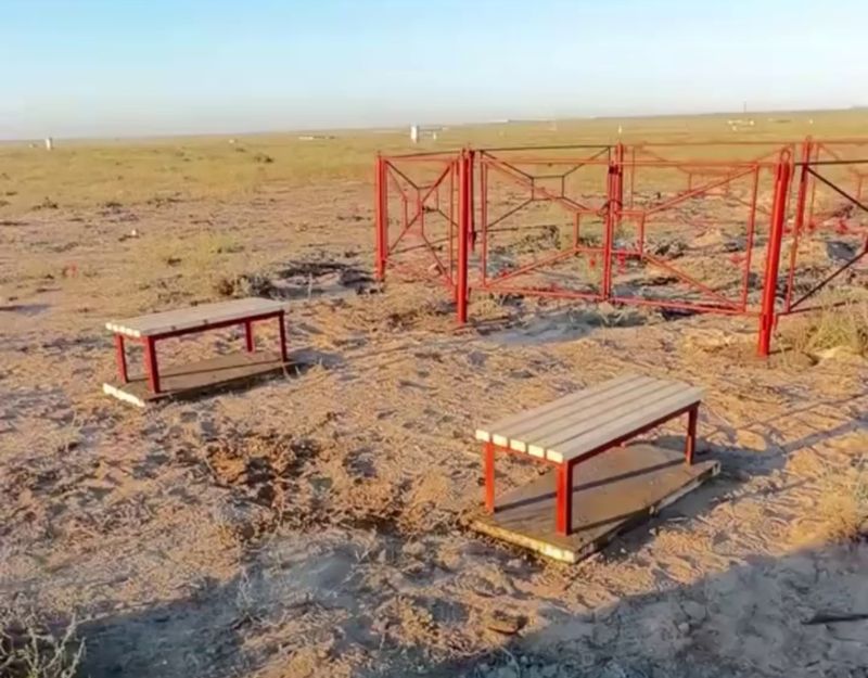 Под Актау установили мемориал в память жертв крушения самолета AZAL 