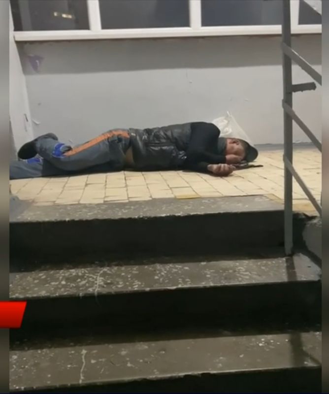 Сношаются в подъезде: жильцы многоэтажки в Алматы пожаловались на бездомных