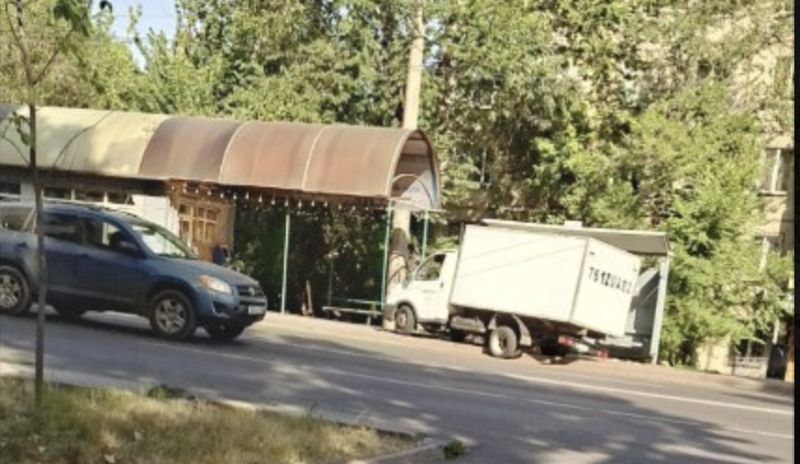 В Алматы водитель «Газа» врезался в остановку и сбил девушку