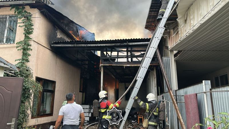 Дом и здание тушат в алматинском микрорайоне "Горный гигант"