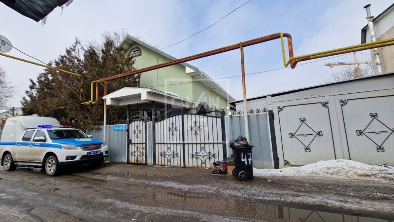 «Мы все в шоке»: родители массово забирают детей из скандального детского сада в Алматы