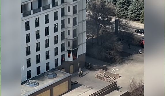 Недостроенная гостиница загорелась в Алматы