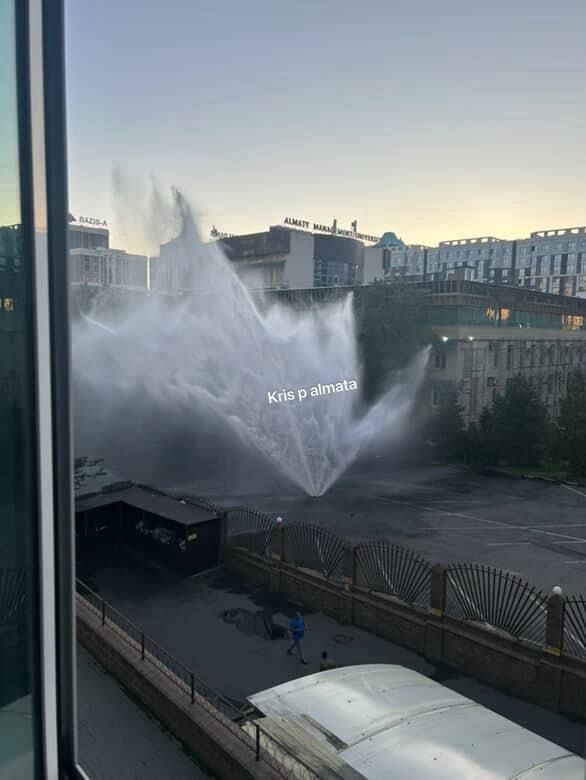 В Алматы прорвало трубу: на улице Хусаинова не выдержала старая теплотрасса