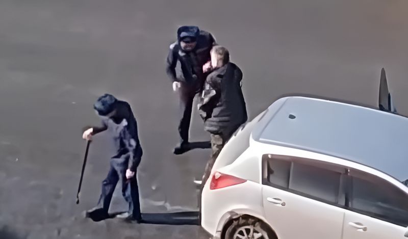 Полицейские отобрали трость у инвалида в Семее: что случилось на самом деле