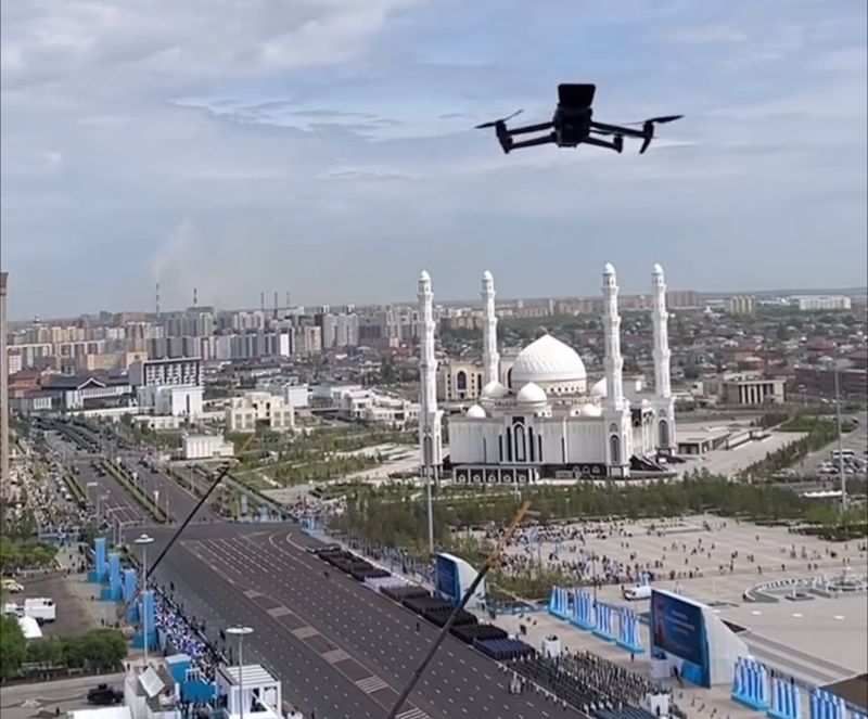 «Отойдите от окна»: в Астане дроны отгоняли горожан от окон во время парада