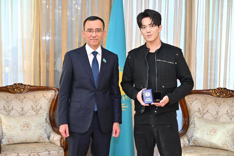 Димашу Кудайбергену вручили знак посла доброй воли Съезда лидеров религий