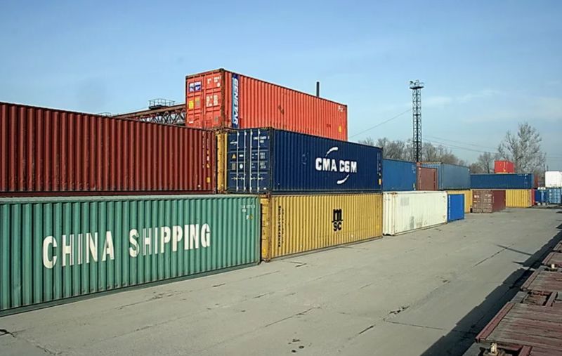 Сотрудники склада на границе обчищали контейнеры из Китая