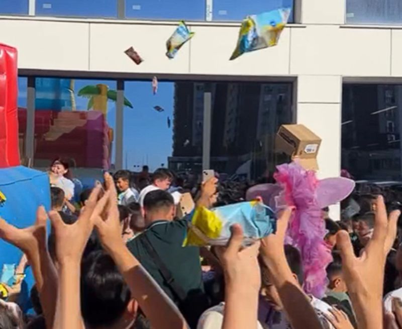 Мороженым в лоб: давка за сладким произошла в Шымкенте