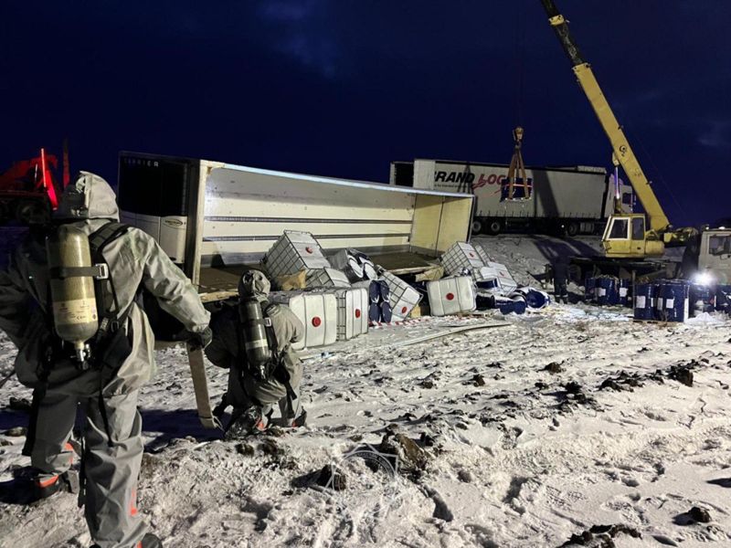 В ЗКО грузовик с токсичным грузом попал в ДТП