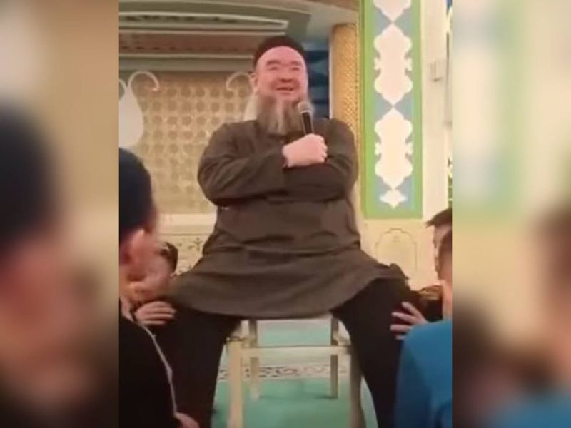 Дети массажировали ноги мулле: в ДУМК прокомментировали резонансное видео