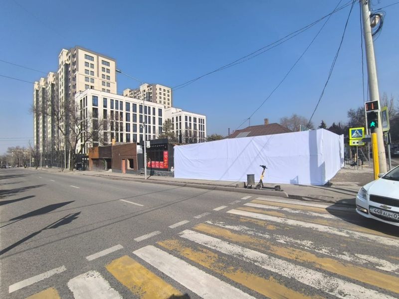 Ещё несколько незаконных коммерческих объектов снесли в Алматы