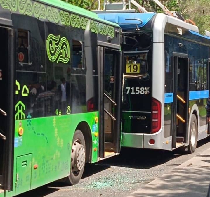 13 человек пострадали в Алматы во время столкновения автобуса и троллейбуса