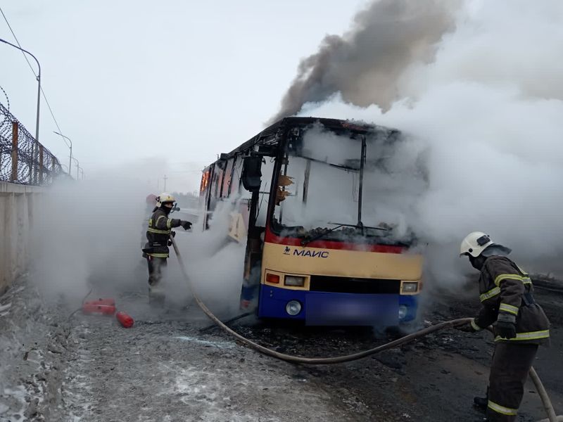 В Экибастузе загорелся автобус с рабочими