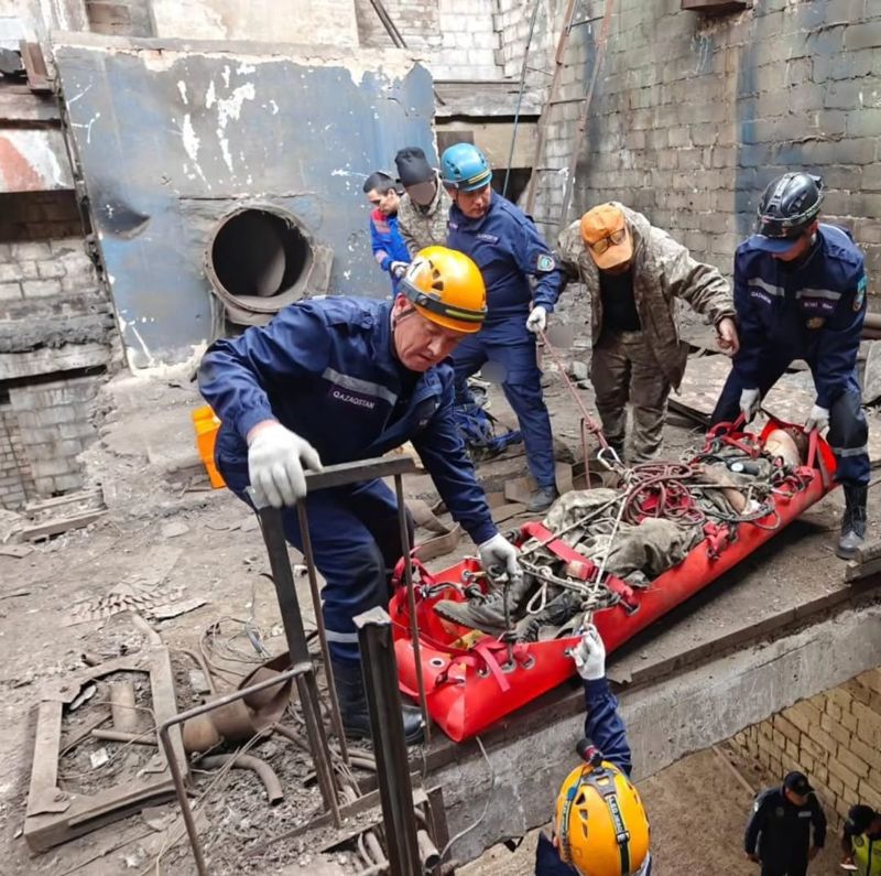 Мужчина сорвался с восьмиметровой высоты в Павлодаре