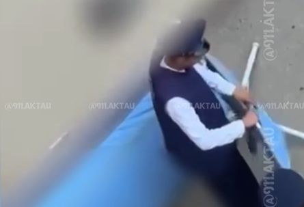 В Актау несовершеннолетний упал с высоты