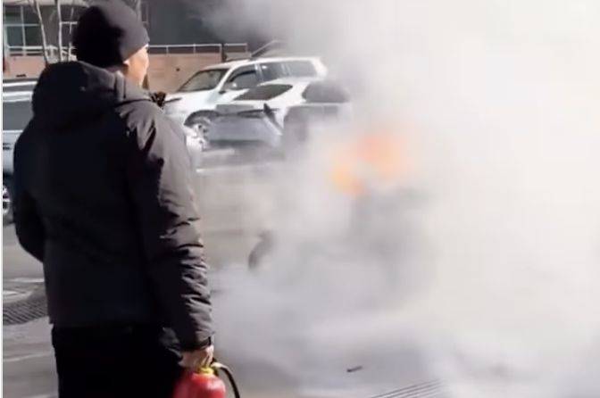 Электросамокат вспыхнул в центре Алматы, водитель чудом выжил