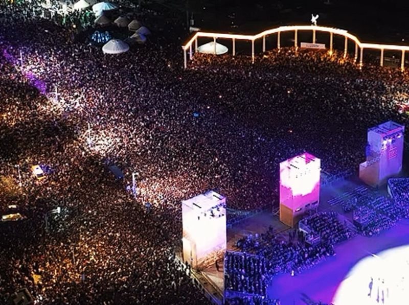 Зрители на крышах, потерявшиеся дети и ножевое в толпе - чем закончился культурный концерт в Актау