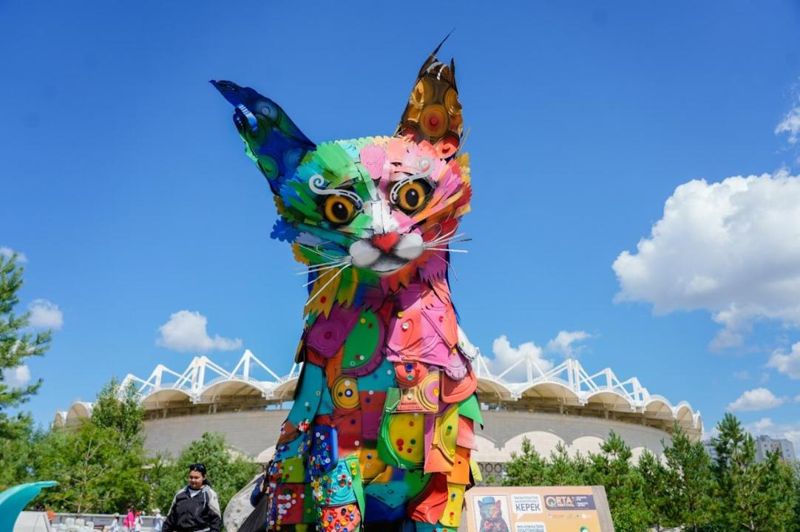 Фигуру кота из переработанного пластика установили в парке Астаны