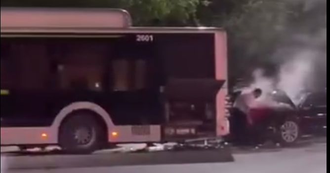 В Алматы легковой автомобиль врезался в автобус: четыре человека пострадали