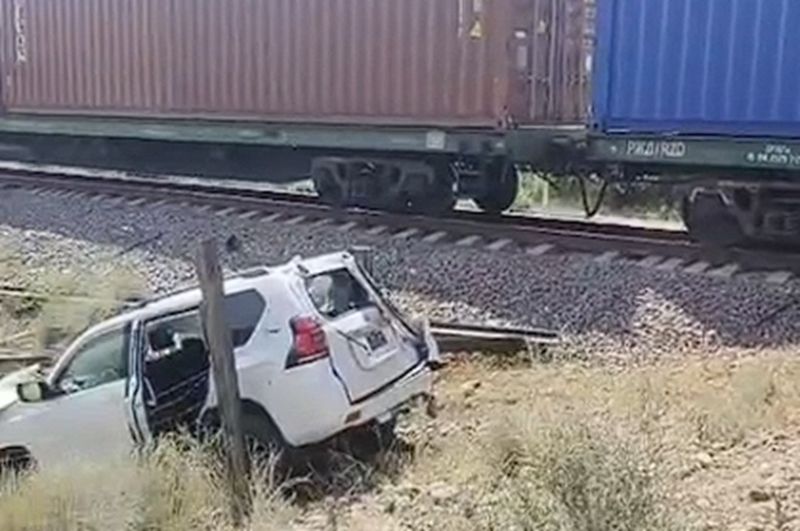 Грузовой поезд столкнулся с кроссовером на переезде в Алматинской области, пострадал водитель