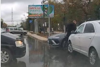 Отомстил с молотком: водитель Cobaltа испортил дорогую иномарку