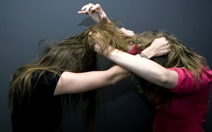 Актюбинки подрались из-за громкой музыки и жалобы в полицию