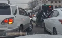 Встретились два масқара: автоледи и курьер подрались на дороге