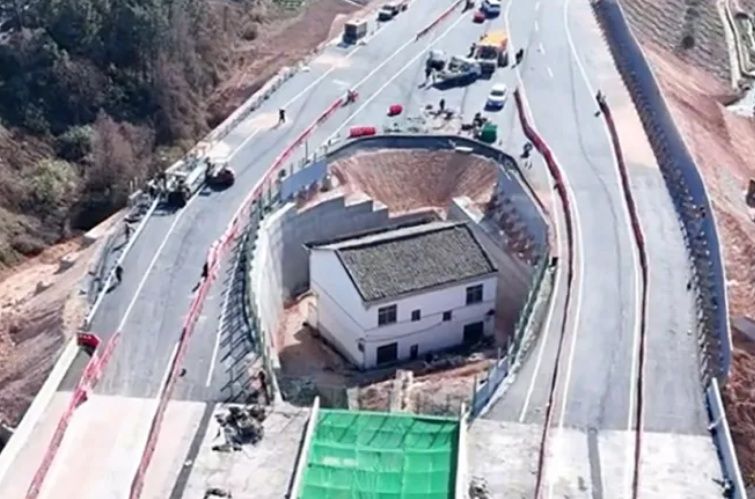 Не смогли договориться: посреди автомагистрали оказался дом дедушки