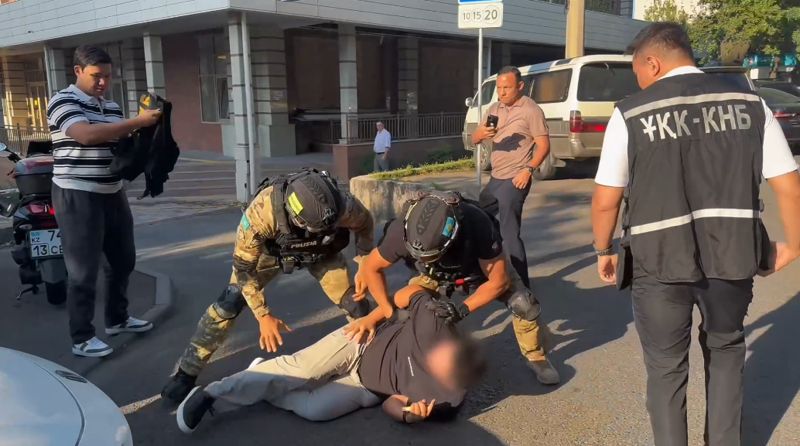 Ежедневно совершали до 2000 звонков: в Алматы задержали кибермошенников