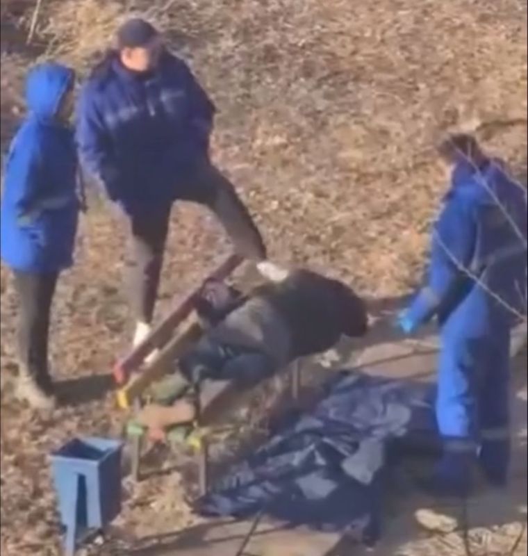 Отмена, это не наши: медики скорой помощи пинали пациента на улице