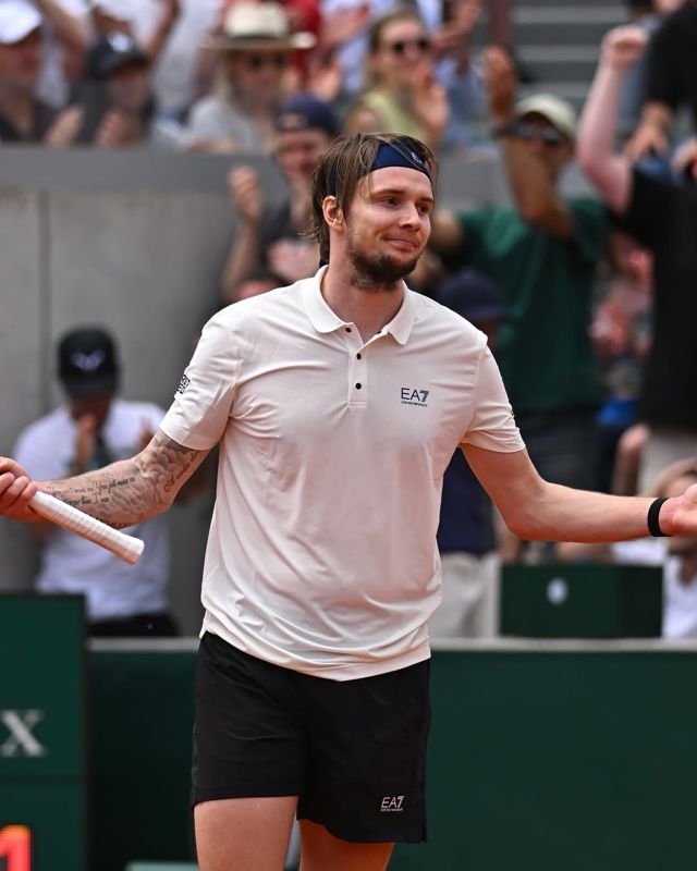 Бублик вышел в третий круг «Ролан Гаррос», победив де Минаура в пятисетовом матче