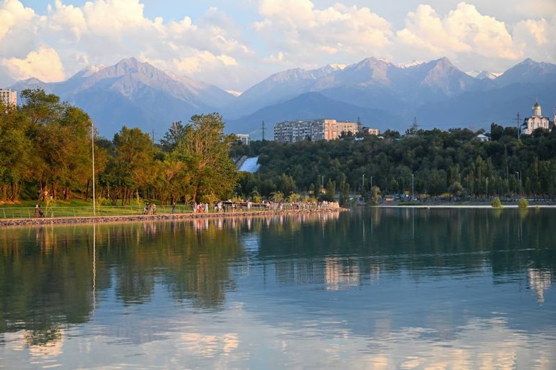 После гибели двух человек на озере Сайран установили ограждения