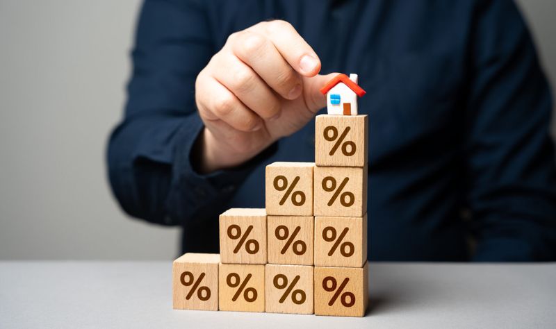 Жильё на кредитах: застройщики уходят в долги, а платят покупатели